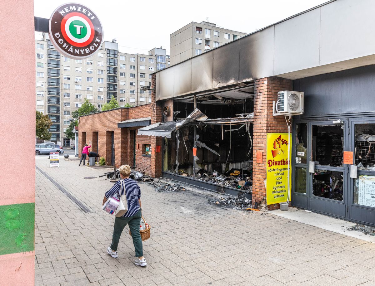 Teljesen kiégett Tatabányán egy üzlet a Kodály téren kedd hajnalban. A rendőrség az ügyben rongálás gyanúja miatt indított eljárást ismeretlen tettes ellen. A tűz oka gyújtogatás lehet. 