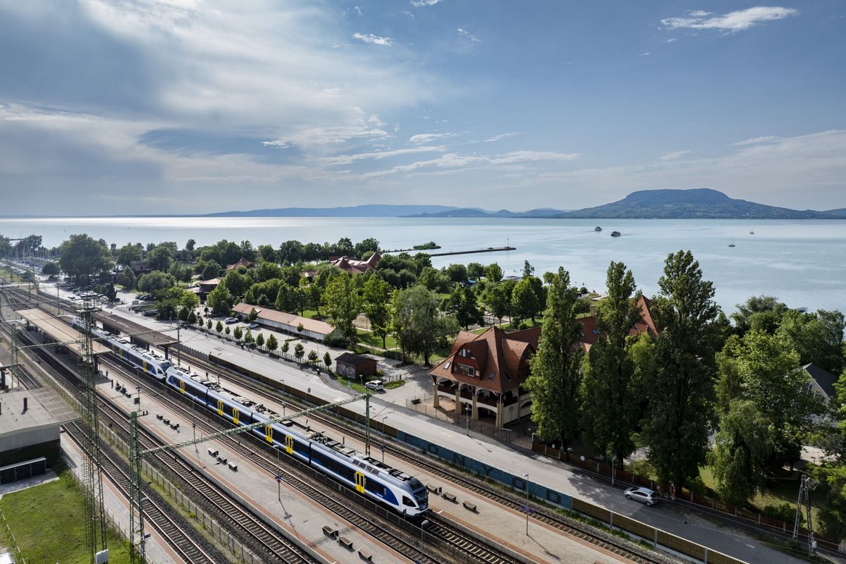 Budapestről a Balaton déli partjára az utószezonban is óránként indulnak az intercityk