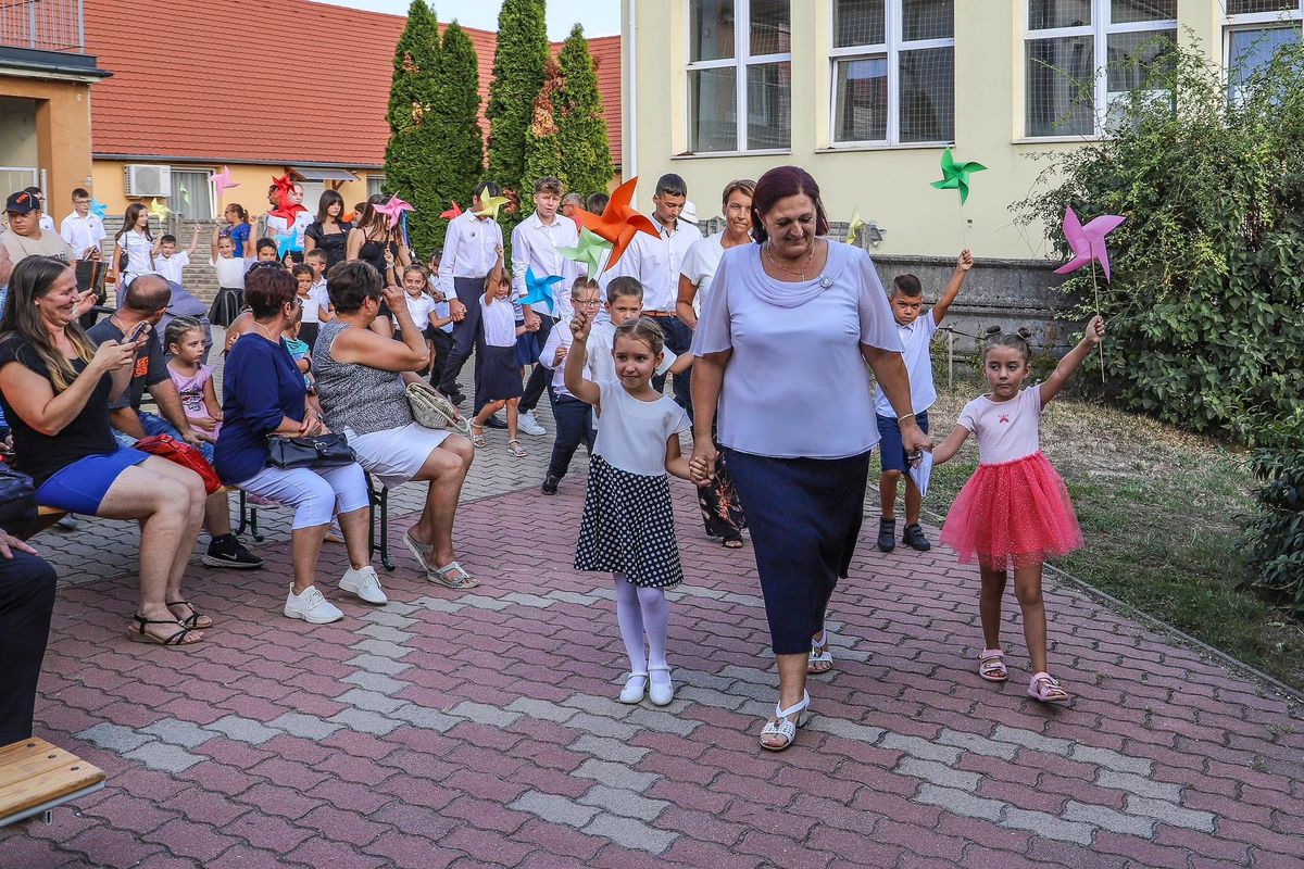  A Simor János Általános Iskolában nemcsak a tanévkezdést ünnepelték a szeptember 2-án. Az idén 150 éves az intézményt méltó módon köszöntötték.