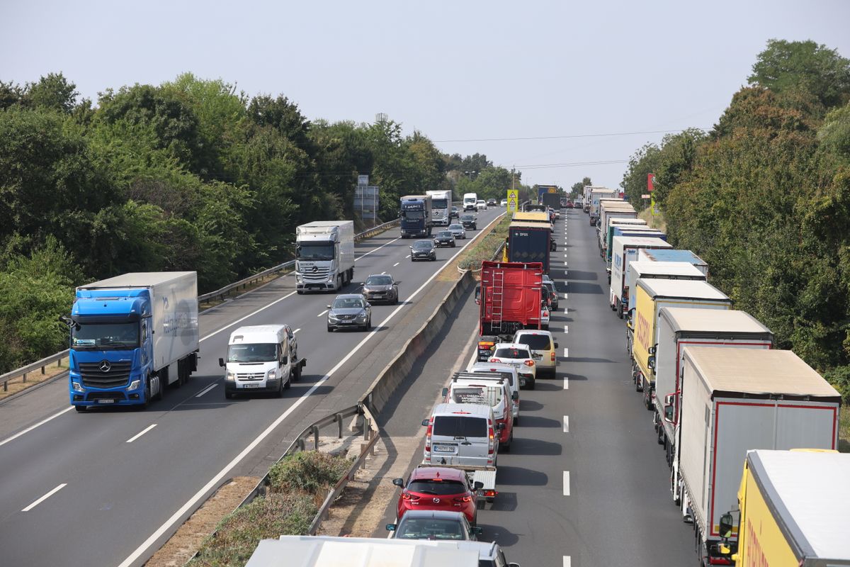 A halálos baleset következtében teljes útzárat rendeltek el a 61-es és a 67-es kilométerszelvény között