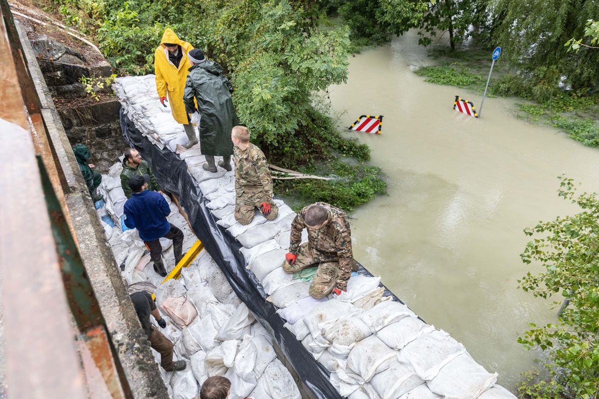 A kerékpárutak is veszélyben vannak. Dunaalámsi szakasz már víz alá került 