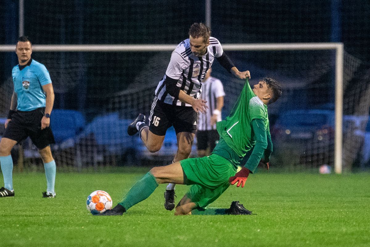 Látványos jelenetekben nem volt hiány a villanyfényes derbin