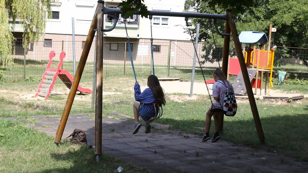 A gyermekekre vigyázni kell a játszótéren is, nem csak a kukkolók miatt - a kép csak illusztráció