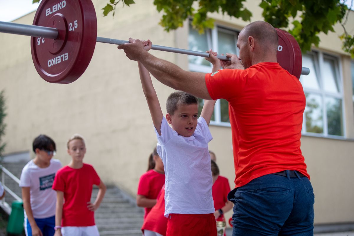 Idén sem maradhatott el Tatán a sportágválasztó. A tanév első péntekén összesen 18 különböző sportággal ismerkedhettek meg a diákok. A sportágválasztón idén is több, mint ezer gyerek látogatott ki. 