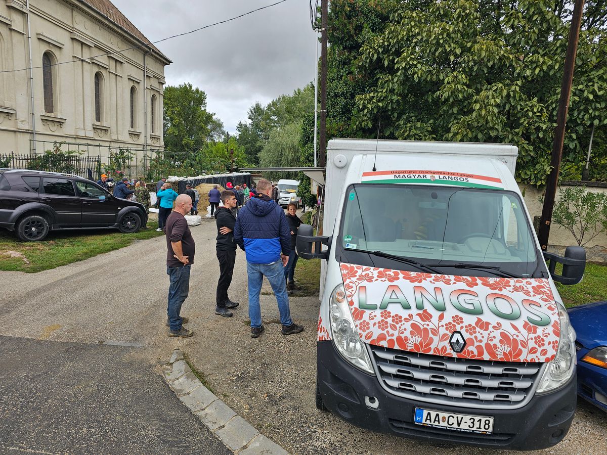 A dunaalmási református templomnál több tucatnyian dolgoznak jelenleg is. Az Almási Lángos csapata pedig forró, friss lángost ad ingyen minden segítőnek, aki azon fáradozik, hogy megállítsák az árvíz terjedését. 