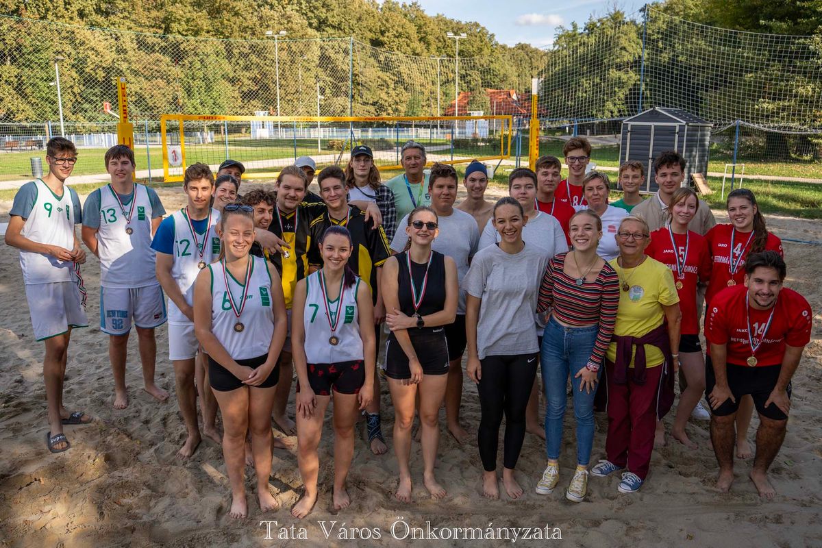 Tata Város Önkormányzata és Tata Város Diákönkormányzata (TAVIDÖK) az Építők Parkjában rendezte meg a strandröplabda kupát. 4 csapat vállalkozott a játékra.