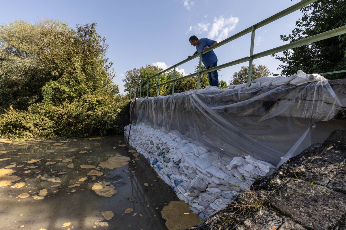 A vasúti töltés alatti átjárókat több tízezer homokzsákkal már eltorlaszolták. Azonban több helyen is csordogál a víz. Ezért az árvíz levonultáig 24 órában kell mennie a szivattyúknak. 