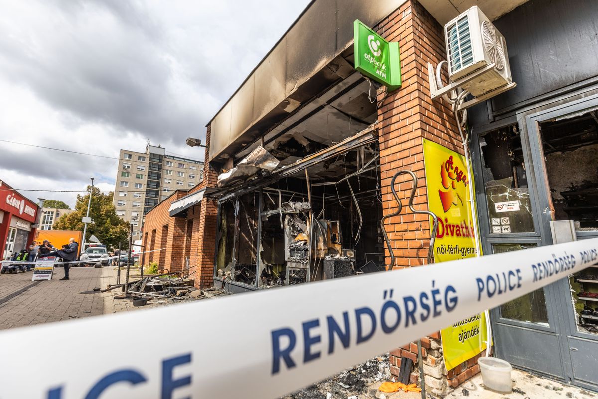 Teljesen kiégett Tatabányán egy üzlet a Kodály téren kedd hajnalban. A rendőrség és a tűzoltók még délelőtt is a helyszínen dolgoztak. 