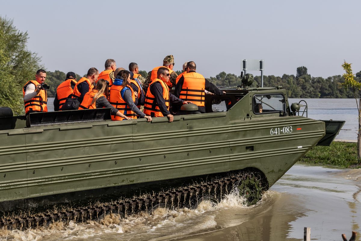 A Magyar Honvédség két darab PTSZ-M lánctalpas kétéltűje érkezett meg szerdán reggel Neszmélyre, a komp kikötőhöz. A harci járművek tökéletesen alkalmasak az árvízi védekezéshez.