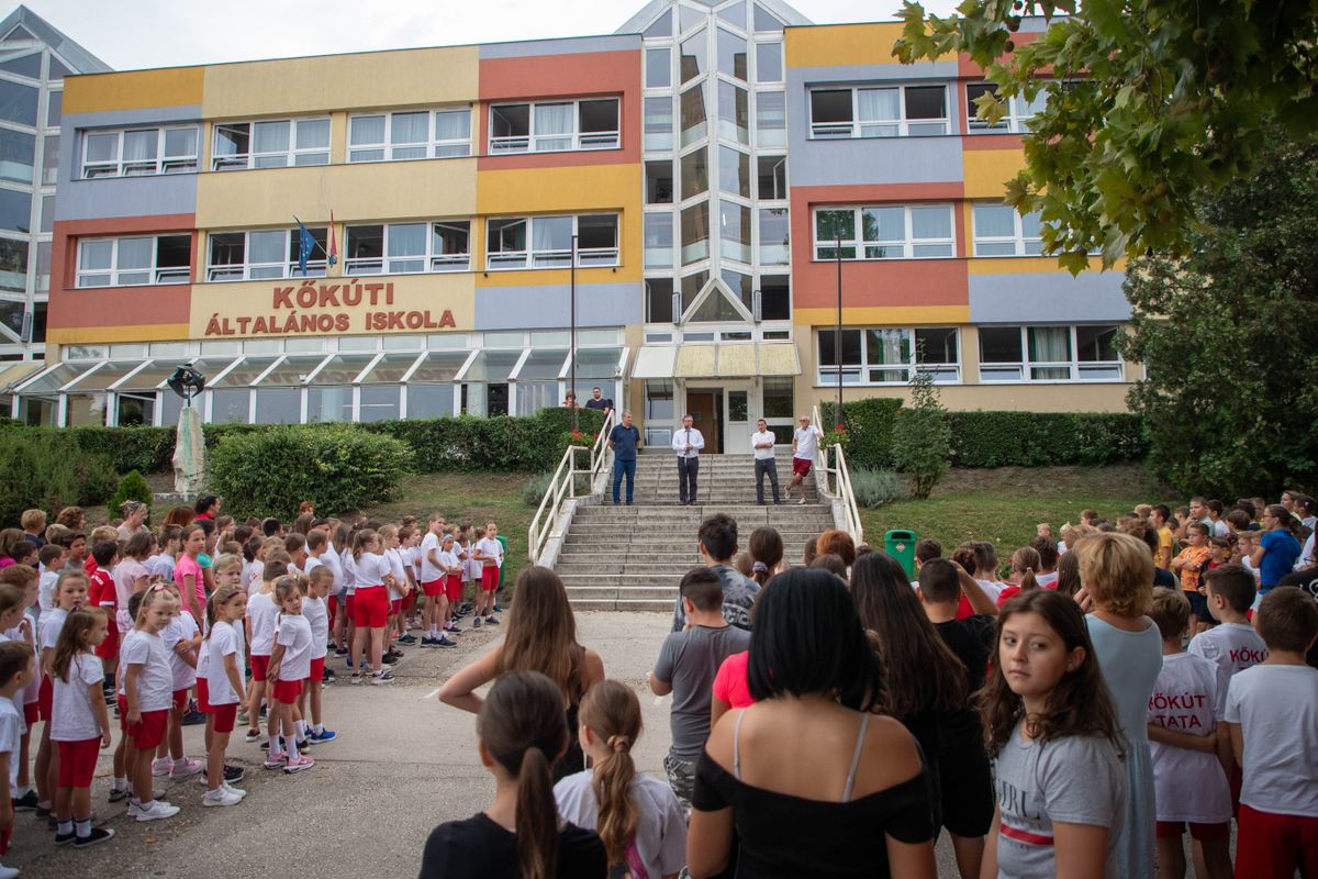 Idén sem maradhatott el Tatán a sportágválasztó. A tanév első péntekén összesen 18 különböző sportággal ismerkedhettek meg a diákok. A sportágválasztón idén is több, mint ezer gyerek látogatott ki. 