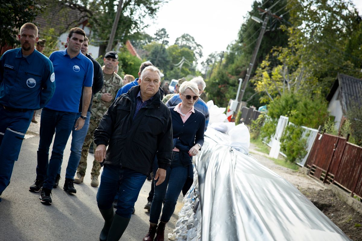 Orbán Viktor is ellátogatott Neszmélyre, majd Komáromba, hogy ellenőrizze az árvízi védekezést