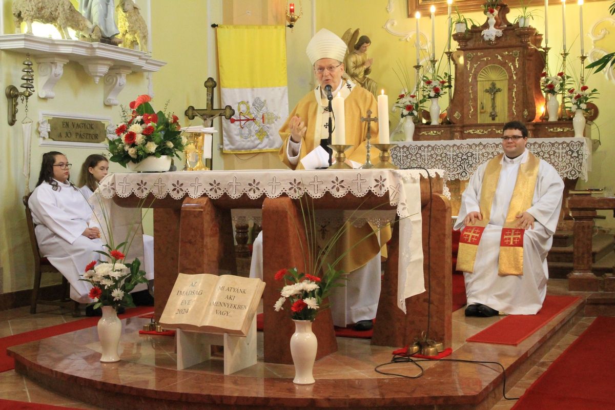 A Magyar Falu Programnak köszönhetően újulhatott meg a tardosi plébánia közösségi tere. A Hangpajta nevet kapott épületet Erdő Péter bíboros áldotta meg. 