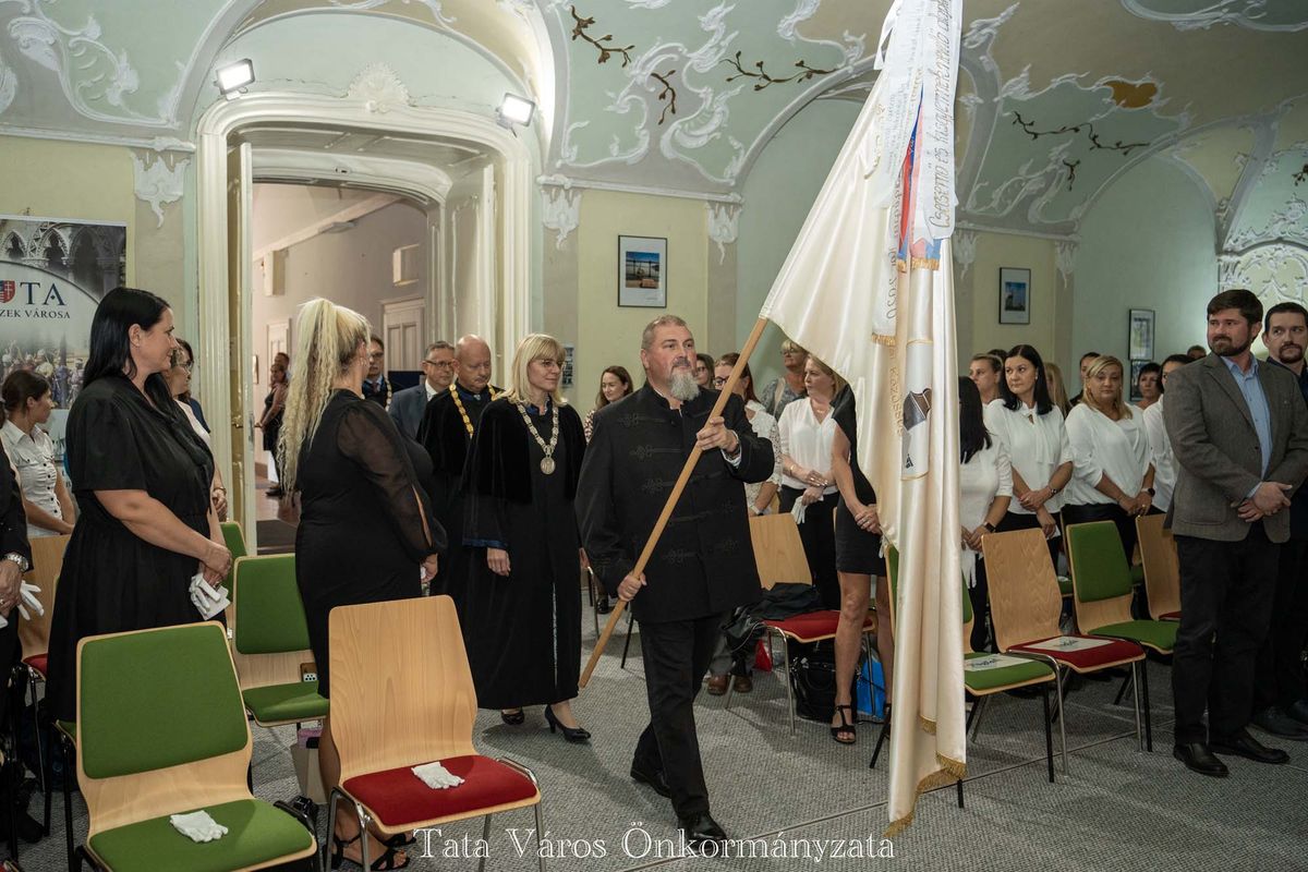 Tatai Közösségi Felsőoktatási Képzési Központ  Piarista rendház