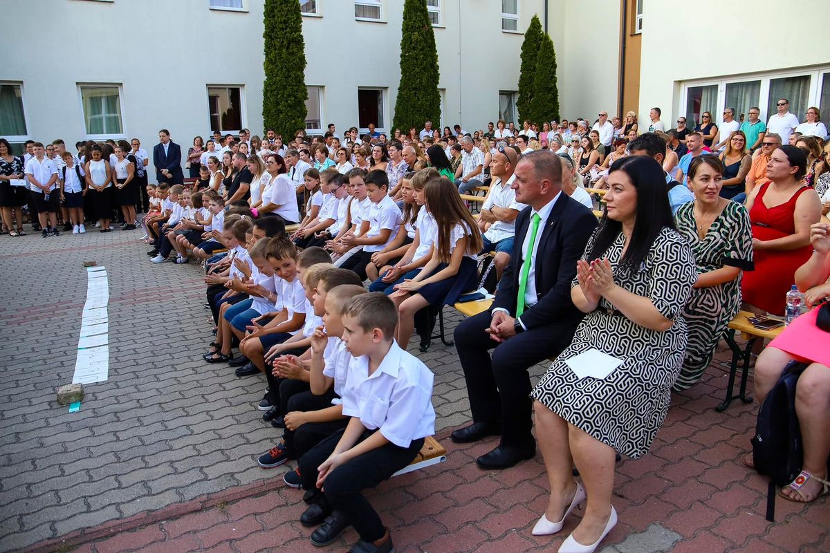  A Simor János Általános Iskolában nemcsak a tanévkezdést ünnepelték a szeptember 2-án. Az idén 150 éves az intézményt méltó módon köszöntötték.