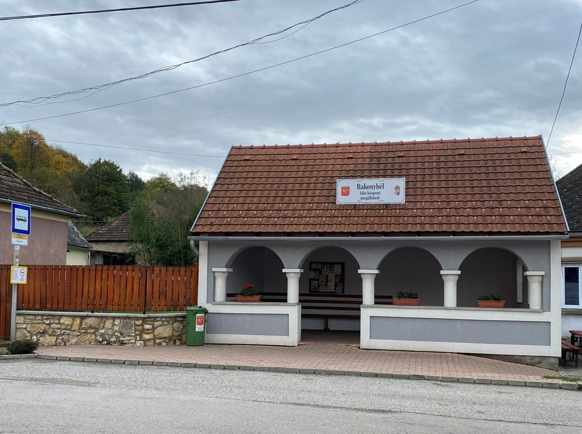 Bakonybélen a szomszédos tájházra hasonlít a buszmegálló