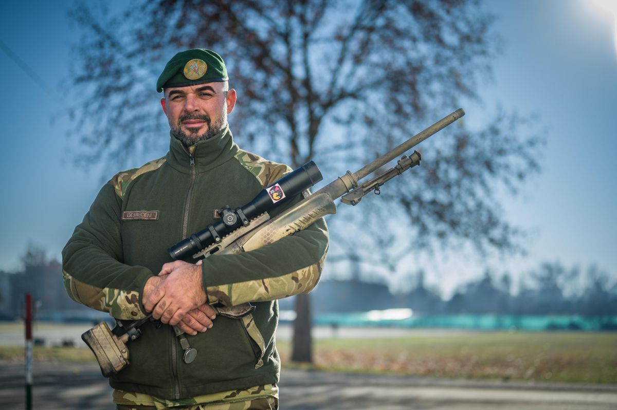 Fejben és fizikailag is a legjobbaknak kell lenniük a mesterlövészeknek. Több kilométeres gyaloglás és órákig tartó mozdulatlan várakozás után kell kilométerekről is célba találniuk. A mesterlövészekről a tatai dandár kiképzője mesélt. 