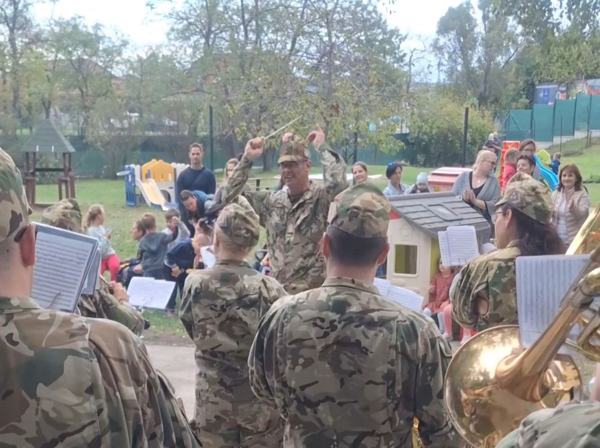 A tatai Juniorka Alapítványi Óvoda és Bölcsőde ezer szállal kötődik a honvédséghez. Így nem meglepő, hogy a családi délutánjukon a tatai dandárzenekar adott koncertet a gyerekeknek és a csládjaiknak.