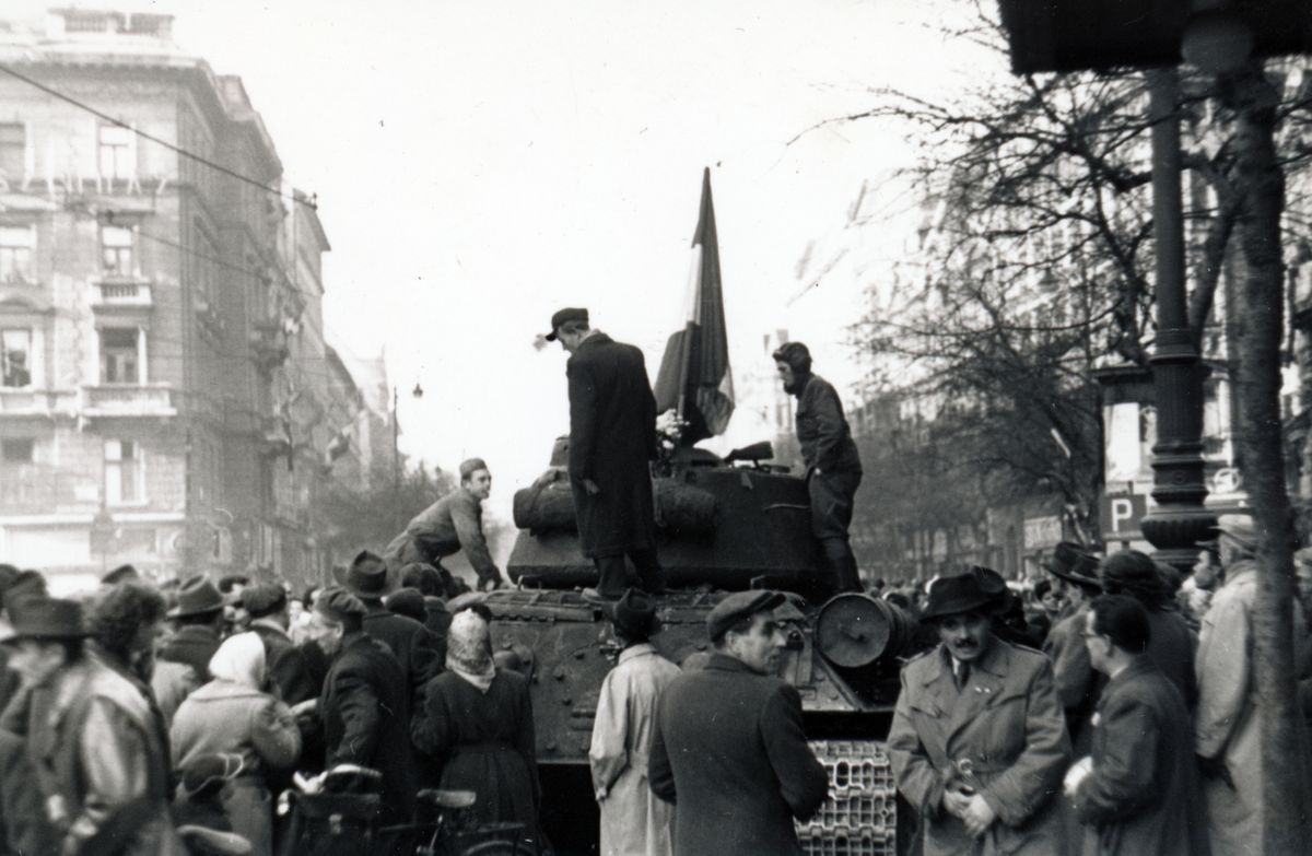 Az 1956-os forradalom máig velünk élő rögvaló. Közös történetünk. És egy üzenet: nemzetet, szabadságot elnémítani nem lehet. Szovjet tankokkal se.