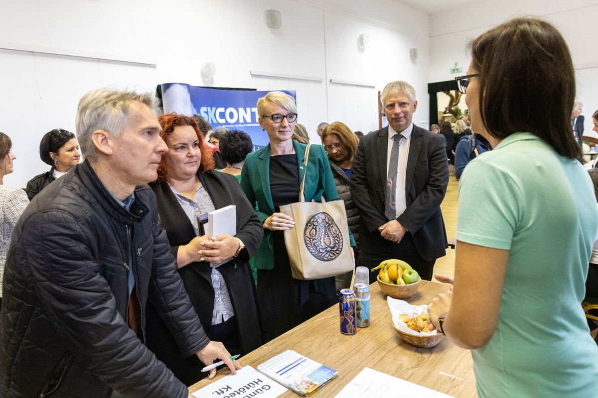 Összesen 22 cég, illetve szervezet kínált mintegy 50 pozícióban állást csütörtökön Komáromban. Az állásbörze kiállítói több mint 300 munkahelyre vártak jelentkezőket. 