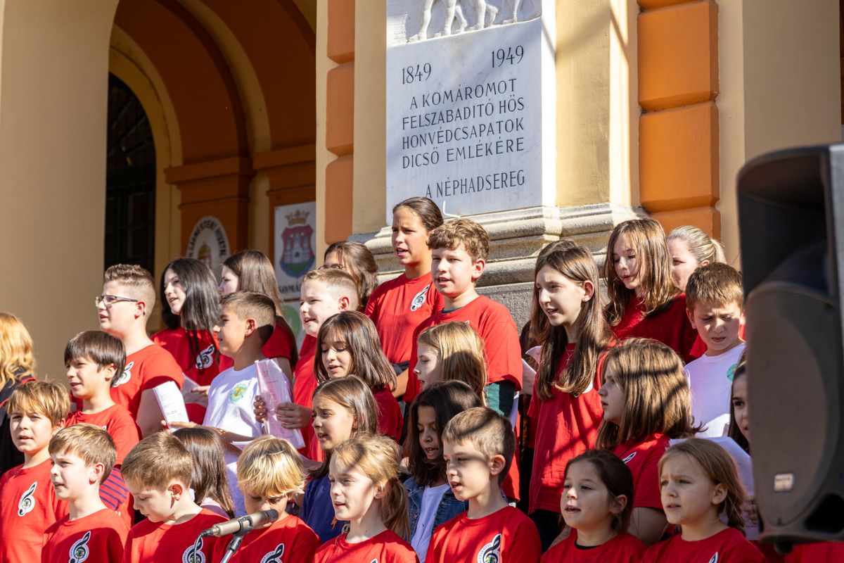 Budapesti iskolából is érkeztek Komáromba a zene világnapján