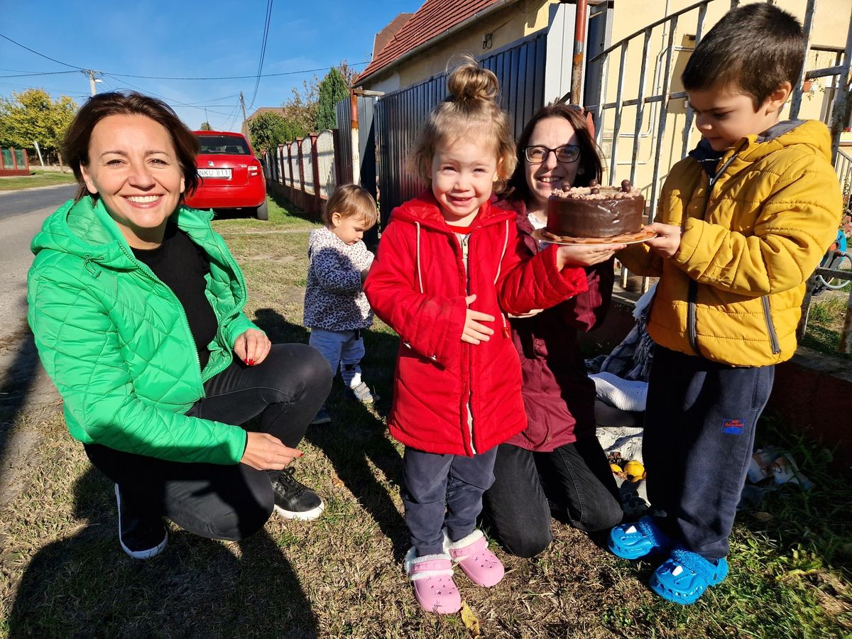 A hagyomány szerint ismét finom tortát kaptak azok a naszályiak, akik az elmúlt hetekben ötletes és kreatív térjelenetekkel tették szebbé a települést. 