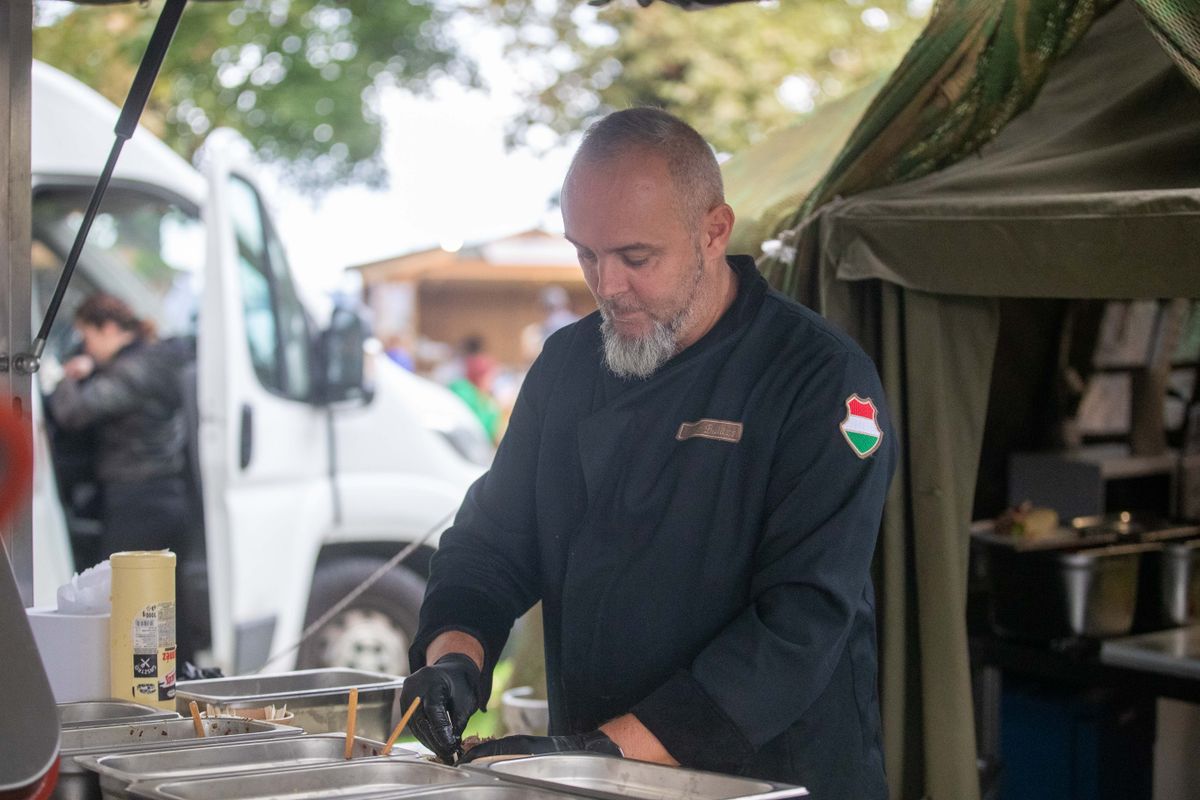 A tatai dandár konyhája idén harmadik alaklommal vett részt a rangos tatai gasztrofesztiválon. Tavaly a SVÉT vendégei a legfinomabbnak szavazták meg tatai dandár menüjét. Megmutatjuk, hogy idén mivel készültek a katonák..