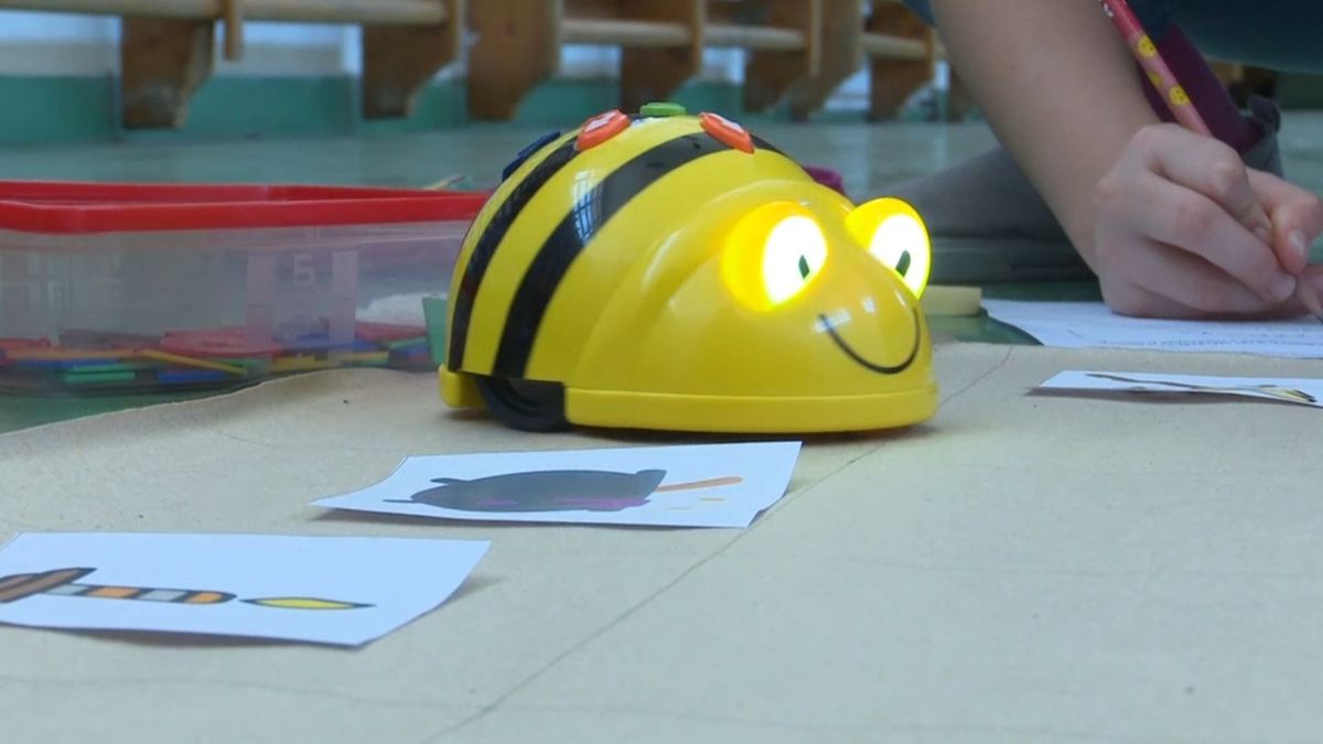 A padlórobotok, illetve a Bee-botok programozása számos kompetencia fejlődését elősegíti