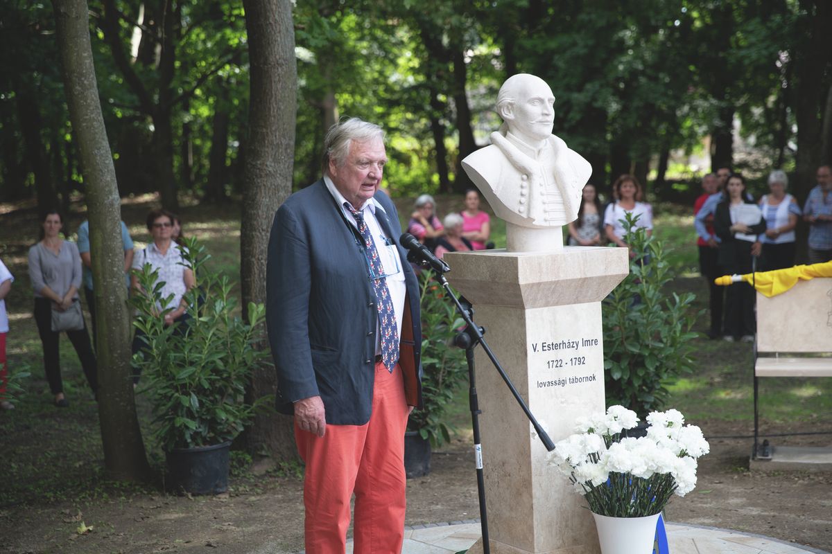 2022-ben az Esterháy leszármazott Eszterházy Pál avatta fel Esterházy Imre emlékművét most Réde évfordulójára állítanak emlékkövet
