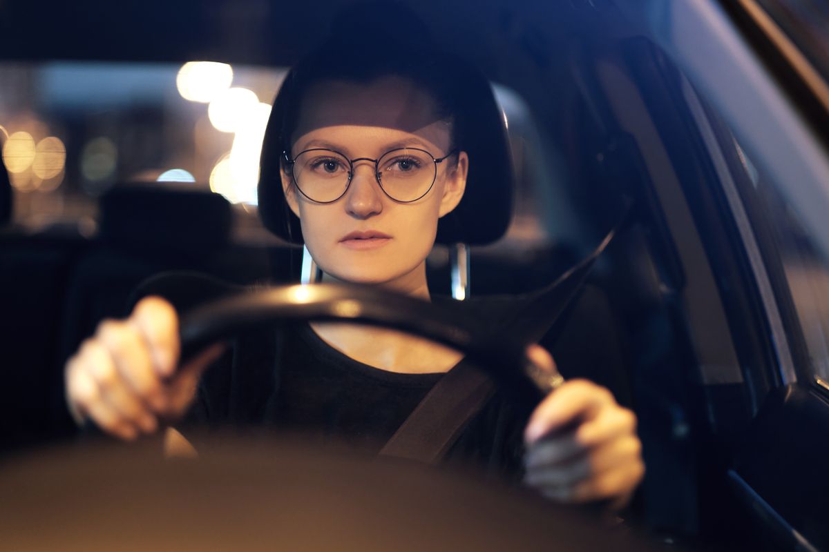 Young,Woman,With,Glasses,At,The,Wheel,Of,The,Car. zaklató rénszarvasbébi