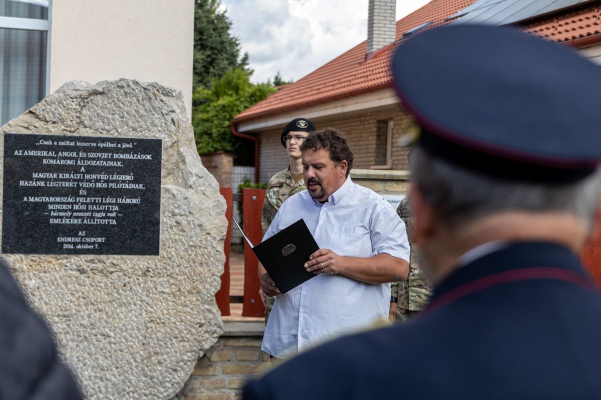 Gál László verset mondott a konferenciát követően