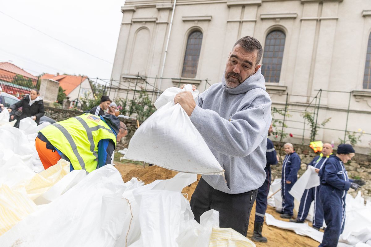 A dunaalmási református templom már két nagy árvíz támadását is átvészelte. Azonban az épületet megviselték az évek, ezért sürgősen felújításra szorul. Most az egész ország összefog, hogy megmentsék a templomot. 