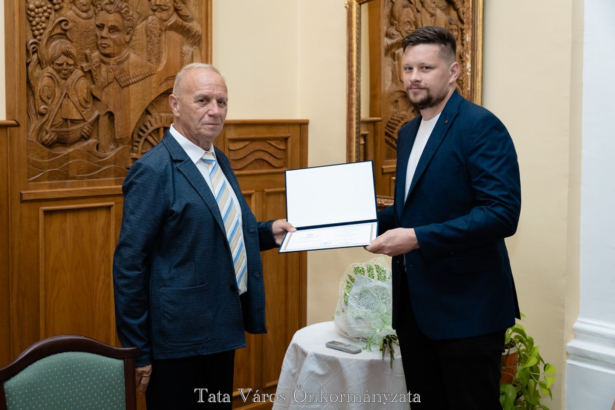 A tervek szerint október 2.-án, vagyis szerdán alakult volna meg az új tatai testület, a júniusi önkormányzati választás eredménye alapján. Azonban Michl József polgármester egy héttel eltolta az alakuló ülést, azonban még ez a dátum sem biztos. Az alpolgármesterről ugyanis még nincs megegyezés. 