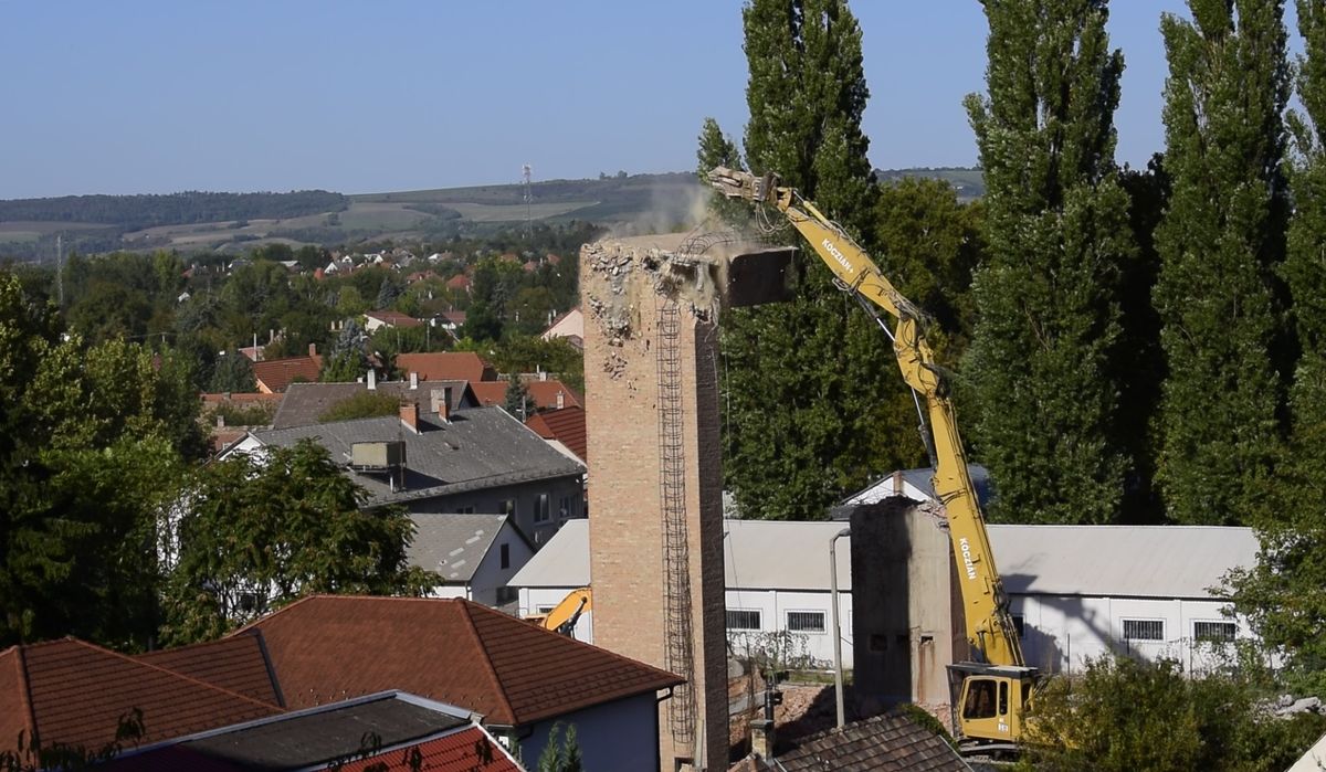 Már elkezdték bontani Tatán az egykori távhő épületeit., ahol az ígéretek szerint hamarosan egy új parkolót alakítanak ki. A Kemma.hu egyik olvasója videóra vette, ahogy a daru lebontja a hatalmas gyárkéményt. 