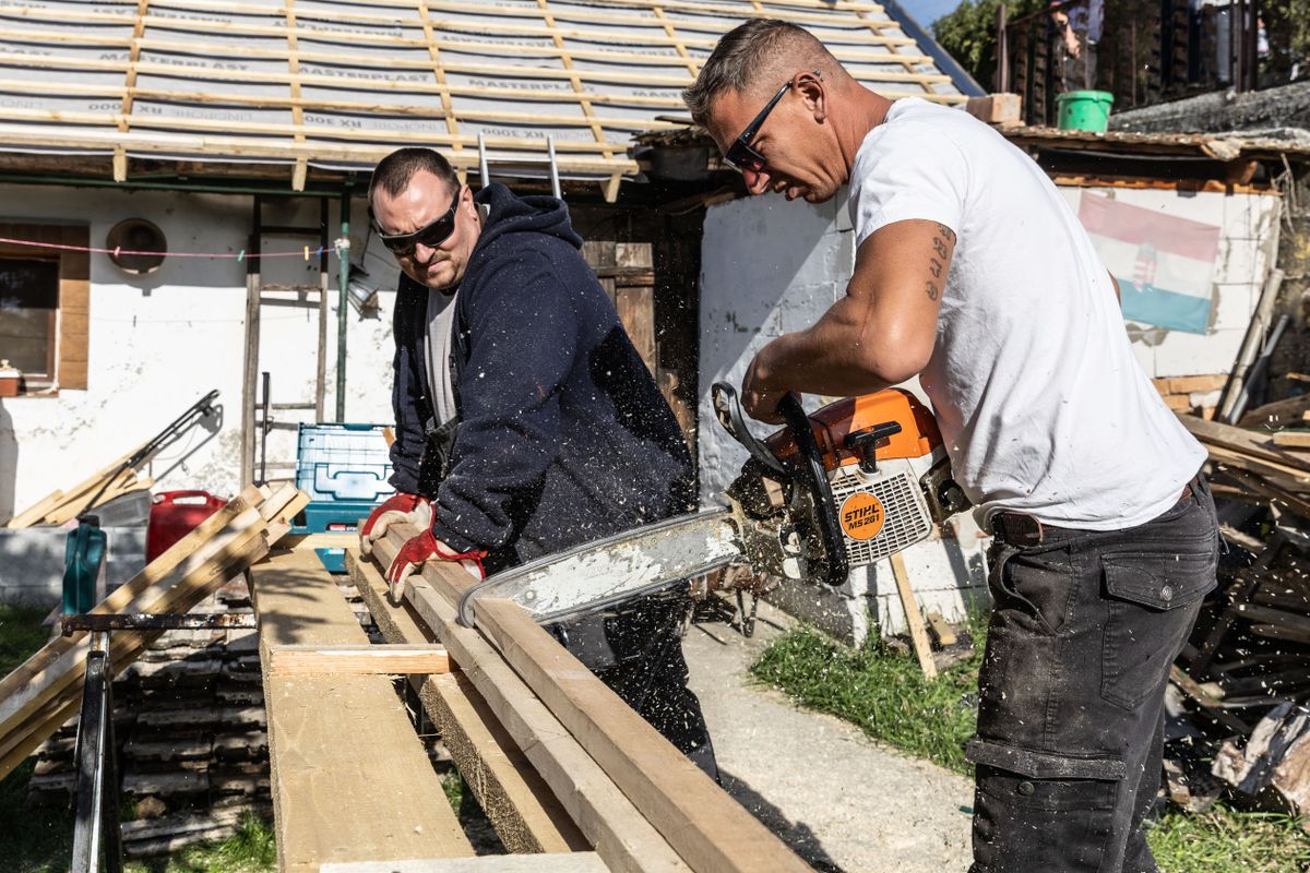 Leszakadt tető miatt riasztottak Héregen