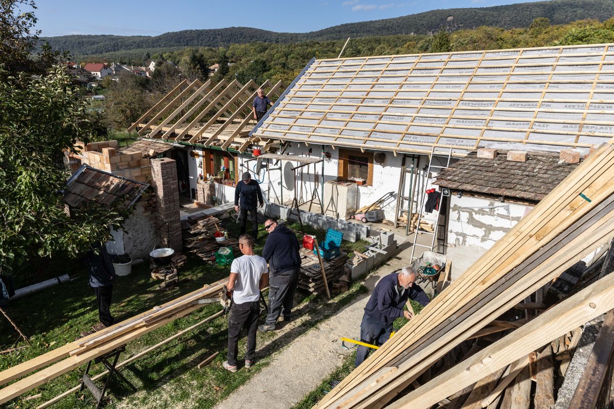 Leszakadt tető miatt riasztottak Héregen