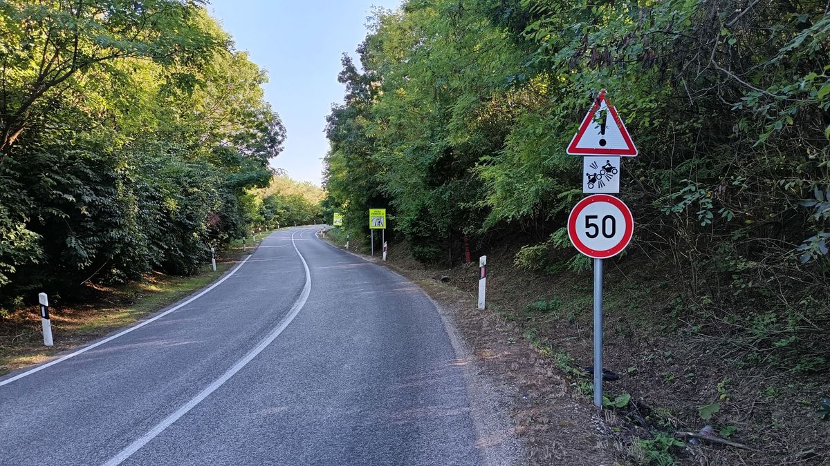 Ottjártunkkor szubjektív megítélésünk szerint a motorosok jelentős része figyelmen kívül hagyta a 70-es és az 50-es táblát