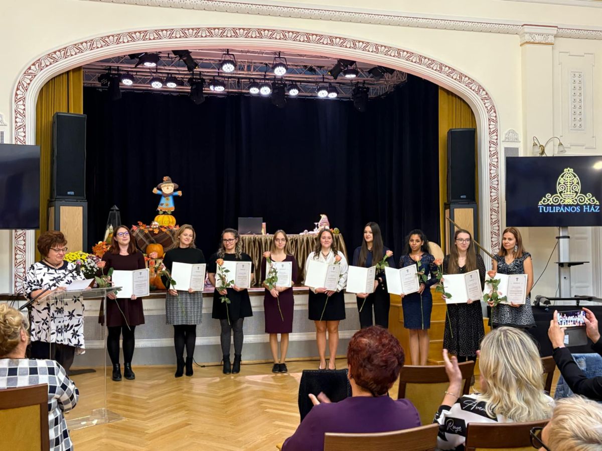 A Felsőgallai Német Nemzetiségi Óvoda volt a házigazdája az idén a Tulipános Házban megszervezett Városi Óvodapedagógiai Napnak. Barnafiné Fenekes Krisztina intézményvezető köszöntötte a megjelenteket, ismertette Brunszvik Teréz, az első magyar óvodák megalapítójának életútját, majd Szücsné Posztovics Ilona üdvözölte a programra érkezetteket. 