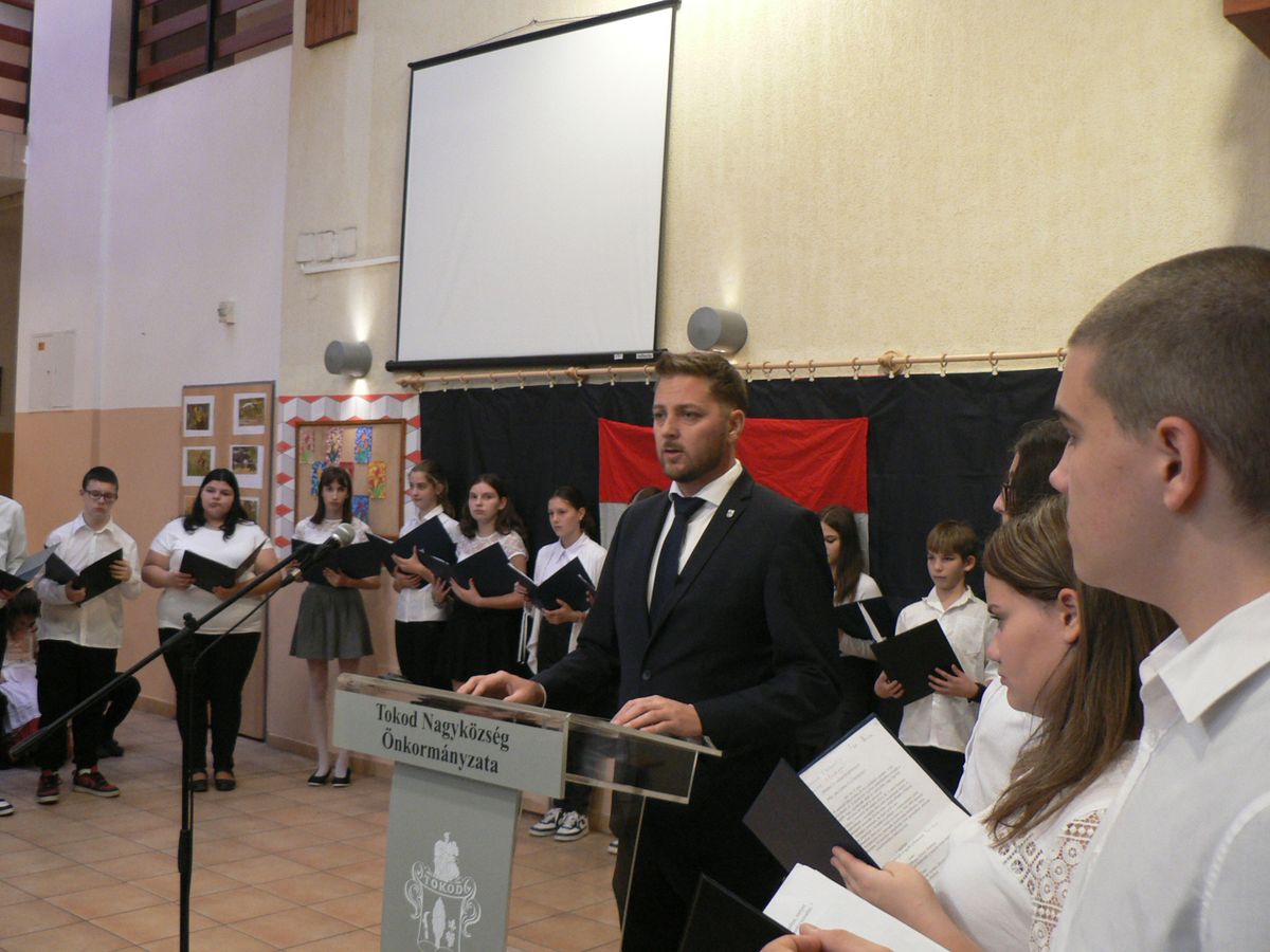 Az ünnep fő üzente: a maiaknak is nemes példa az '56-os hősök bátorsága.