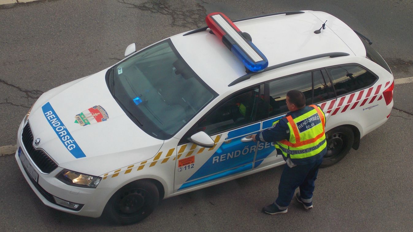 Füstölő autóval menekült a rendőrök elől a vezetéstől eltiltott sofőr (videó)