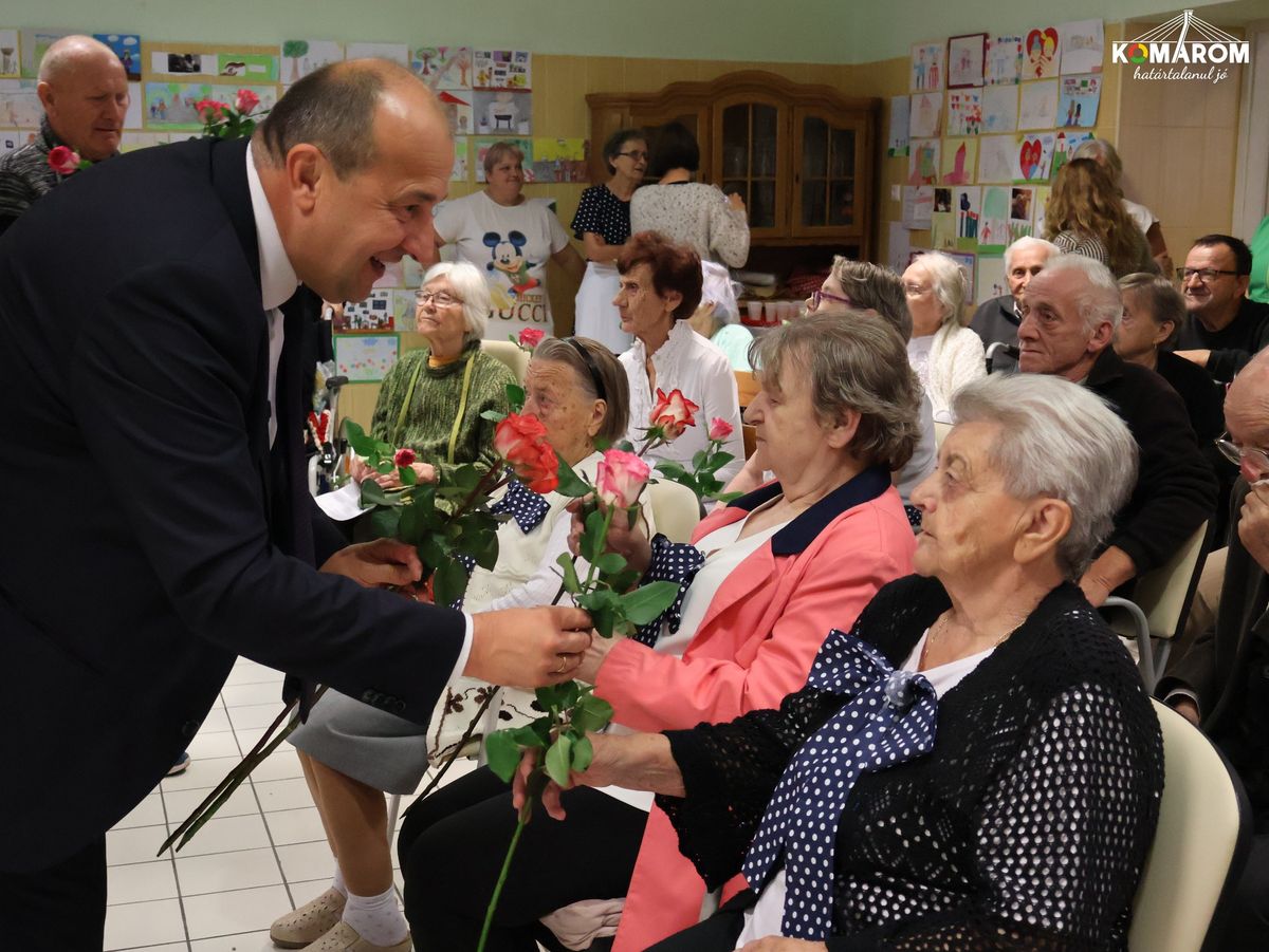 A polgármester virágokat adott át az otthon lakóinak az idősek világnapján