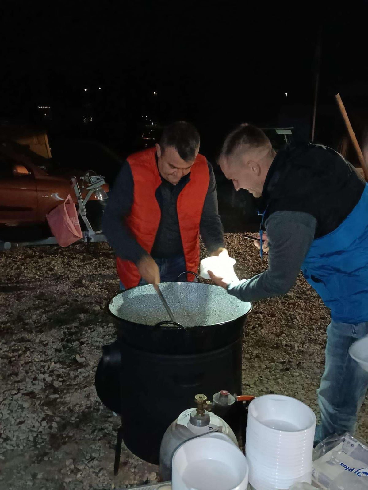 Bő egy hónappal tetőzött a Duna Neszmélynél. A helyiek napokig dolgoztak, hogy megállítsák a víz támadását. Azonban az árvíz után is akadt munka, amit egy közös bulival zártak le. 