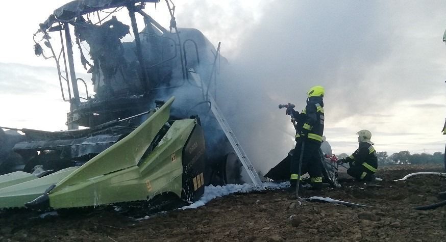 A kombájntűzhöz érkező egységek 4 vízsugárral oltották el a lángokat