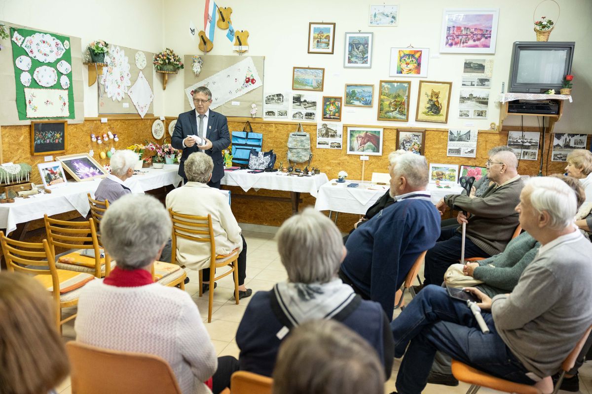 A Tatai Sorstársak Klub idén immár a 20. alkotói kiállítását nyitotta meg. A tagok által készített alkotásokat és a régi emlékekből nyíló kis tárlatot a klubhelyiségben lehet megtekinteni. 