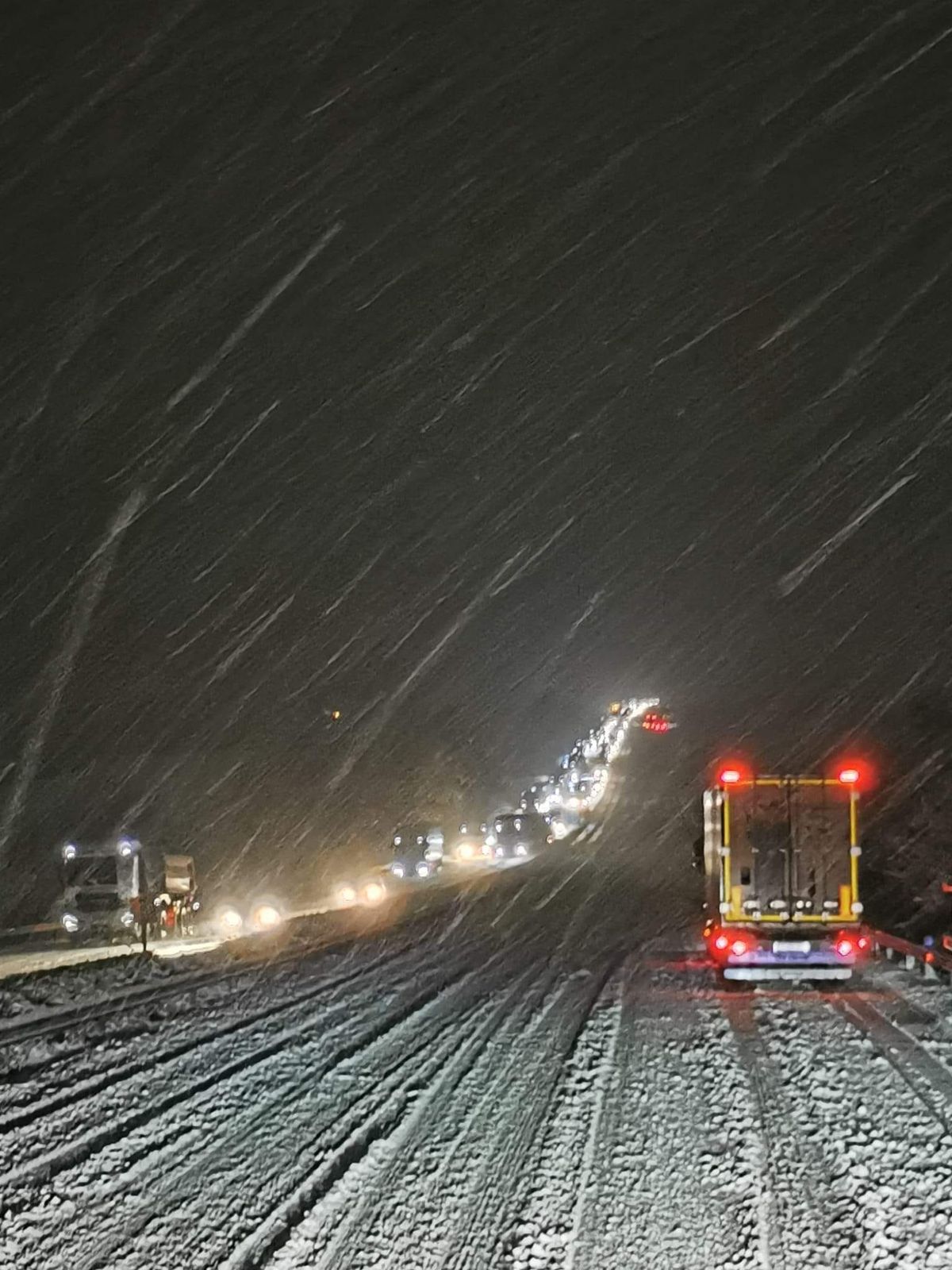 Hó és káosz az M1-esen