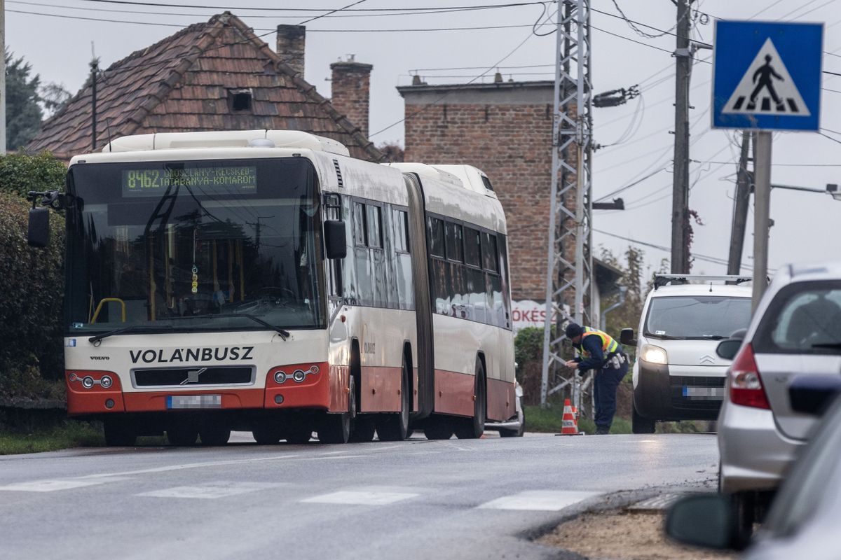 baleset busz rendőrautó