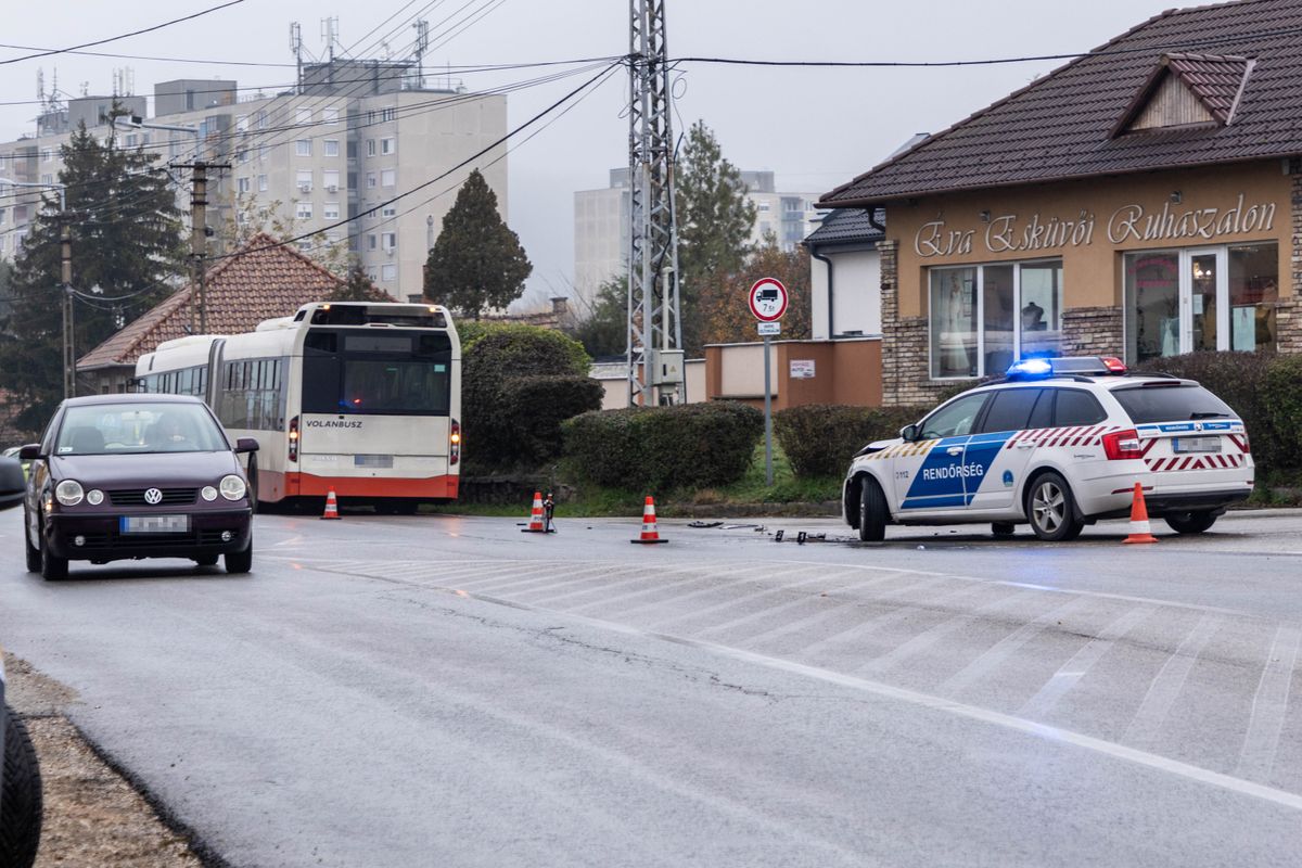 baleset busz rendőrautó