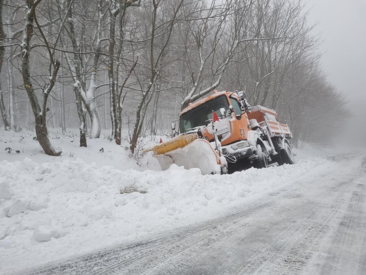 A Dobogókő felé történt az eset a Magyar Közút járművével. A havazás intenzív volt a Pilis és a Gerecse térségében.