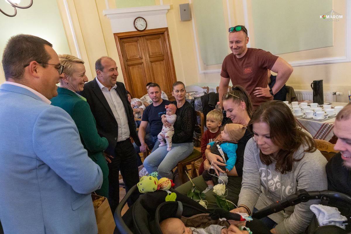 A babákat és szüleiket ajándékcsomaggal is meglepték