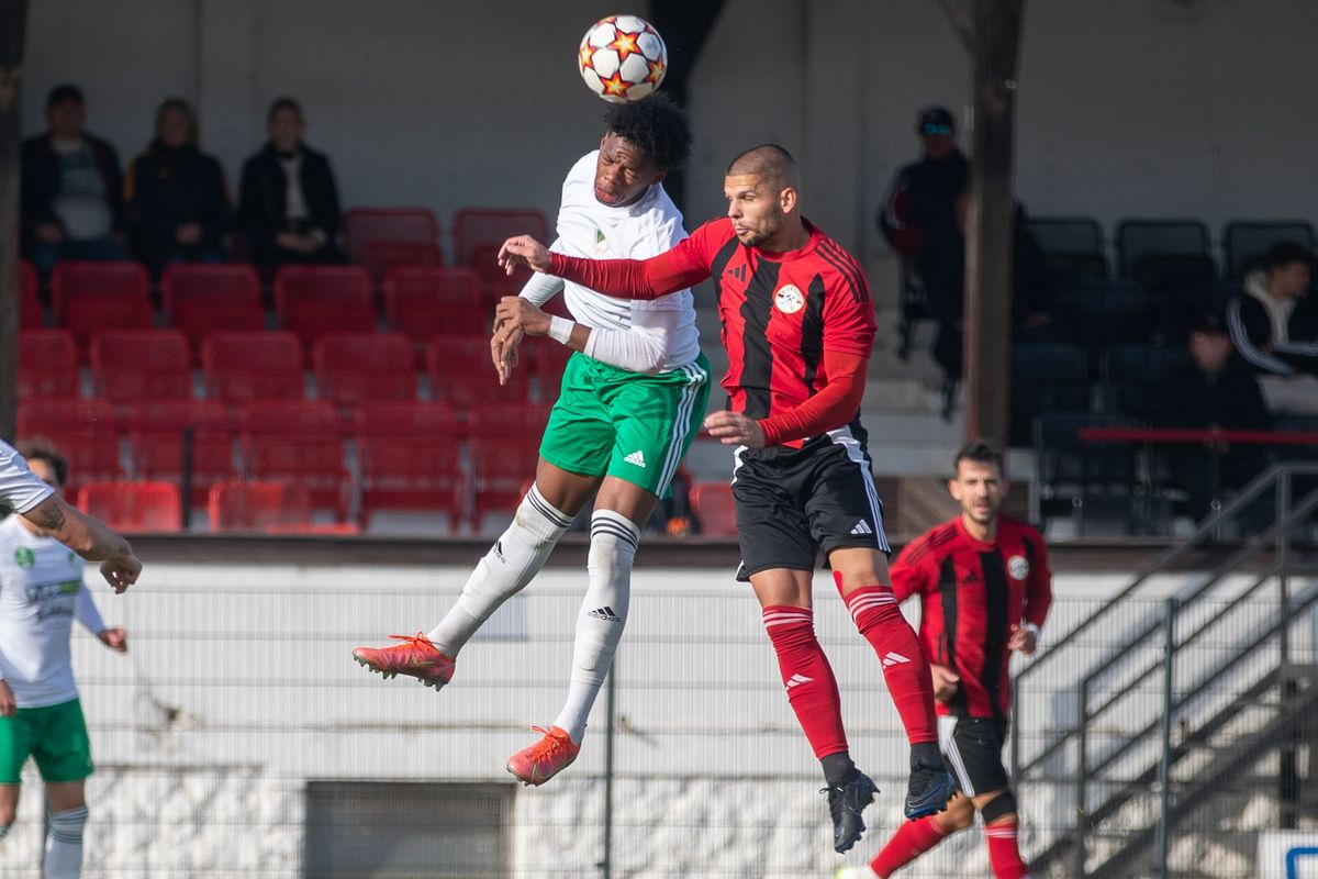 A Dorogi FC (piros mezben) Felcsúton lép pályára 