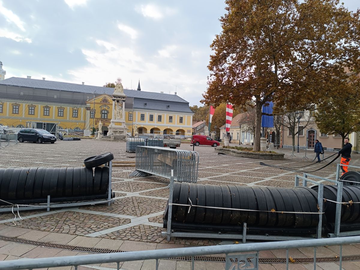 Már érezhetik az adventi hangulatot az esztergomiak, a Széchenyi tér átadja magát az ünnepnek. A jégpálya az első lépés, amely már körvonalazódik.